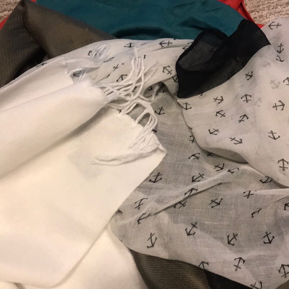 Assorted scarves - Picture 4 of 4